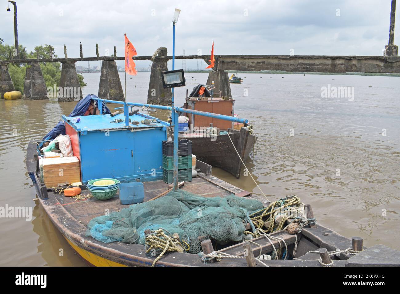 Bateau de pêche à Bombay Harbour , Bombay Mumbai , Maharashtra , Inde Banque D'Images