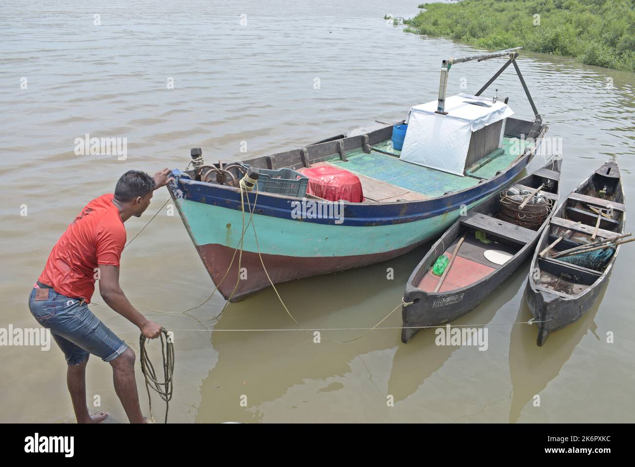 pêcheur travaillant sur bateau Banque D'Images