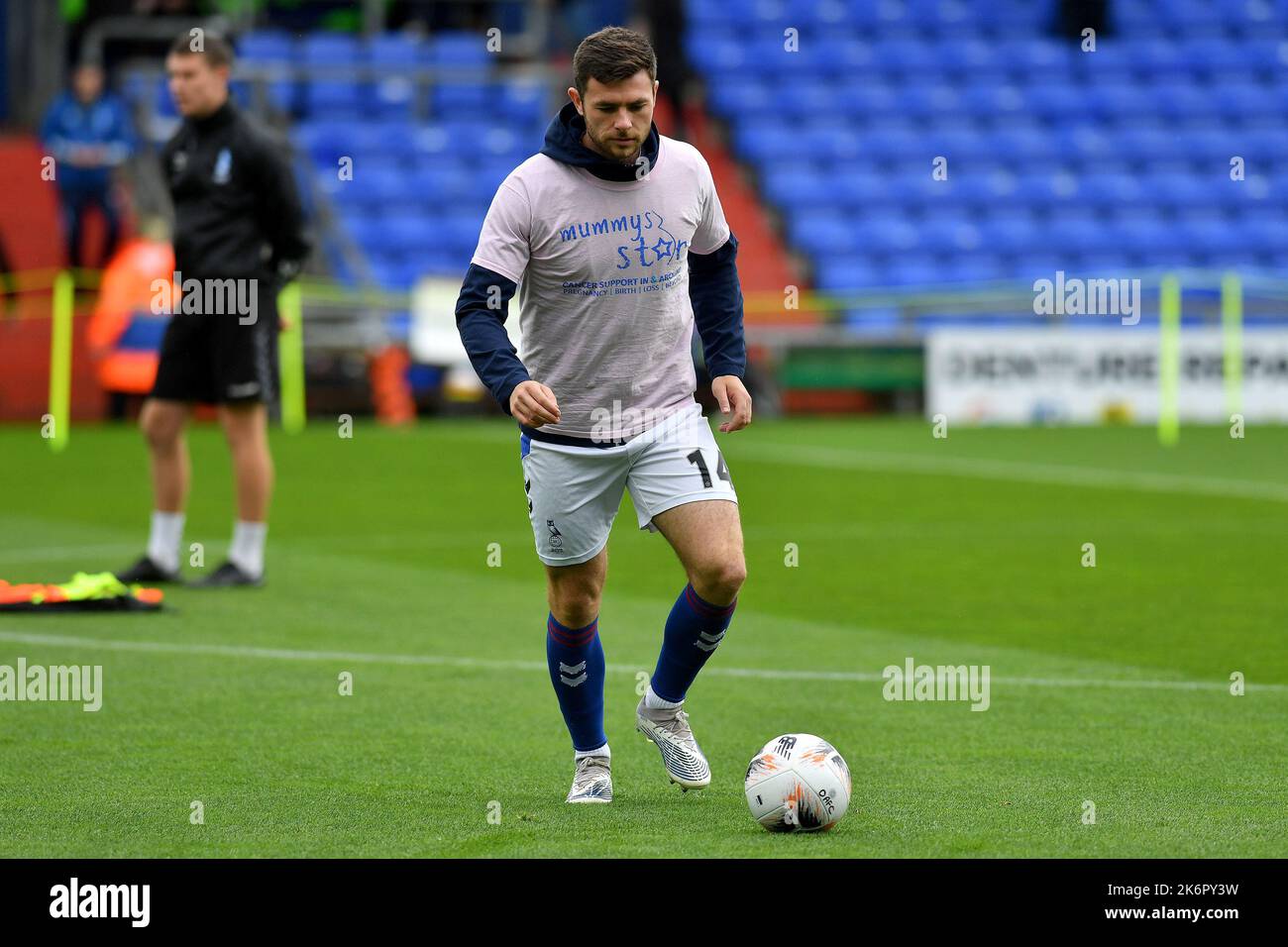 Échauffement avant le match de qualification de la coupe FA 4th entre Oldham Athletic et Chester à Boundary Park, Oldham, le samedi 15th octobre 2022. (Credit: Eddie Garvey | MI News)Nathhan Sheron d'Oldham Athletic s'échauffe avant le match de qualification de la coupe FA 4th entre Oldham Athletic et Chester à Boundary Park, Oldham, le samedi 15th octobre 2022. (Credit: Eddie Garvey | MI News) Credit: MI News & Sport /Alay Live News Banque D'Images