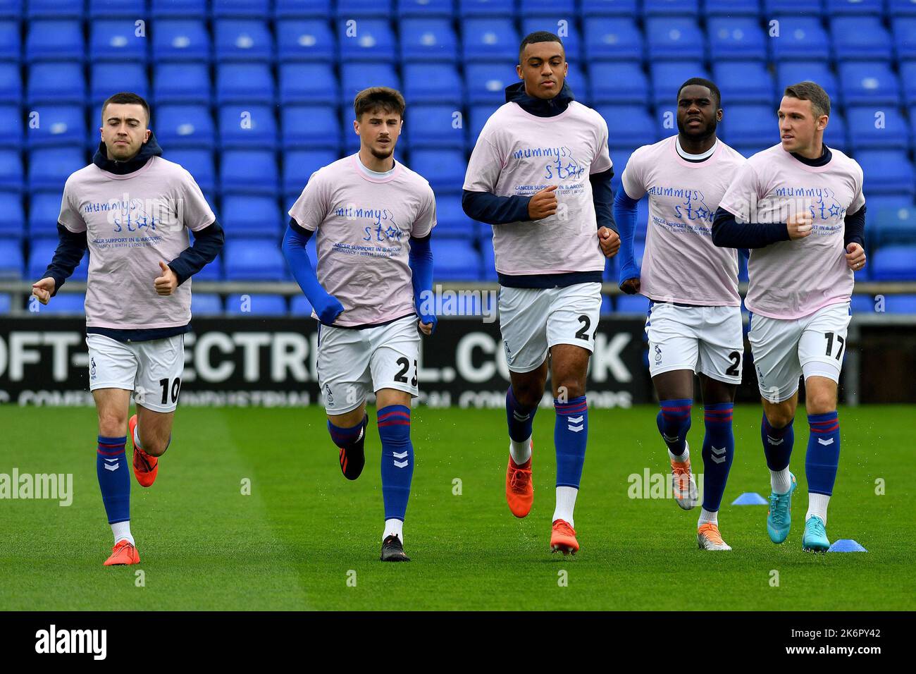 Échauffement avant le match de qualification de la coupe FA 4th entre Oldham Athletic et Chester à Boundary Park, Oldham, le samedi 15th octobre 2022. (Credit: Eddie Garvey | MI News)Luke Burgess of Oldham Athletic, Charlie Wellens of Oldham Athletic, David Okagbue of Oldham Athletic, Junior Luamba of Oldham Athletic ansd John Rooney of Oldham Athletic Warming up to the FA Cup 4th qualifier Round match entre Oldham Athletic et Chester at Boundary Park, Oldham le samedi 15th octobre 2022. (Credit: Eddie Garvey | MI News) Credit: MI News & Sport /Alay Live News Banque D'Images