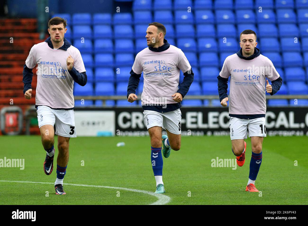 Échauffement avant le match de qualification de la coupe FA 4th entre Oldham Athletic et Chester à Boundary Park, Oldham, le samedi 15th octobre 2022. (Credit: Eddie Garvey | MI News)James Carragher d'Oldham Athletic, Dan Gardner d'Oldham Athletic et Luke Burgess d'Oldham Athletic s'échauffe avant le match de qualification de la coupe FA 4th entre Oldham Athletic et Chester à Boundary Park, Oldham, le samedi 15th octobre 2022. (Credit: Eddie Garvey | MI News) Credit: MI News & Sport /Alay Live News Banque D'Images