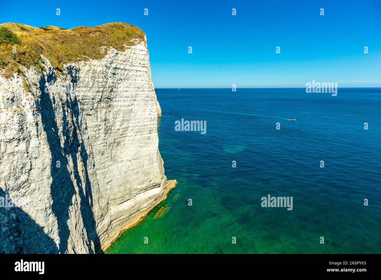 Promenade sur la plage sur la magnifique côte albâtre près d'Étretat - Normandie - France Banque D'Images