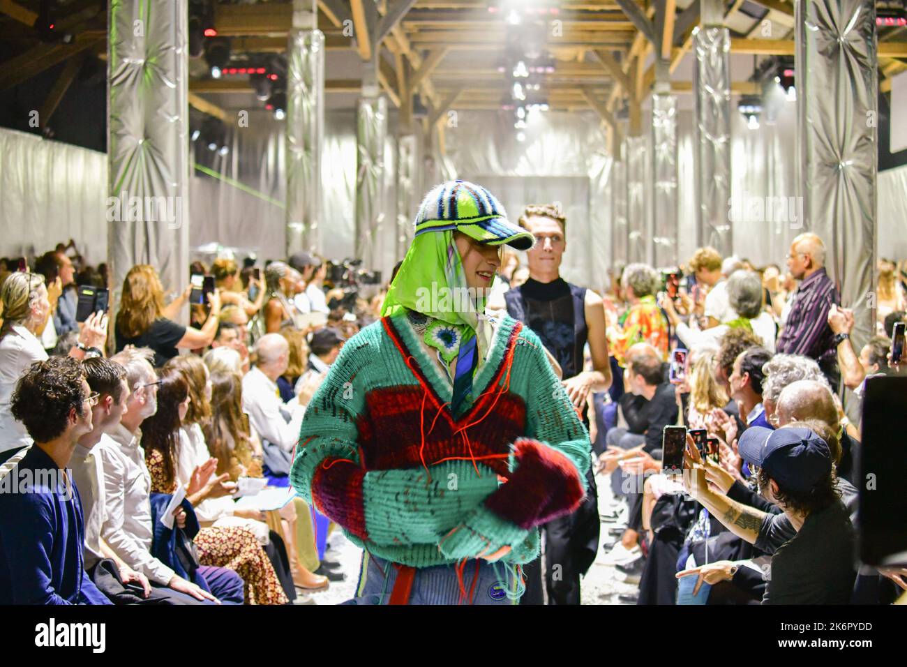 Hyères, France. 14th octobre 2022. Model fait le tour de la piste lors du spectacle lors du Festival international de mode, de photographie et d'accessoires de mode 37th. Deuxième jour sur 14 octobre 2022 à Hyères, France. Photo de Jana Me contacter J/ABACAPRESS.COM crédit: Abaca Press/Alay Live News Banque D'Images