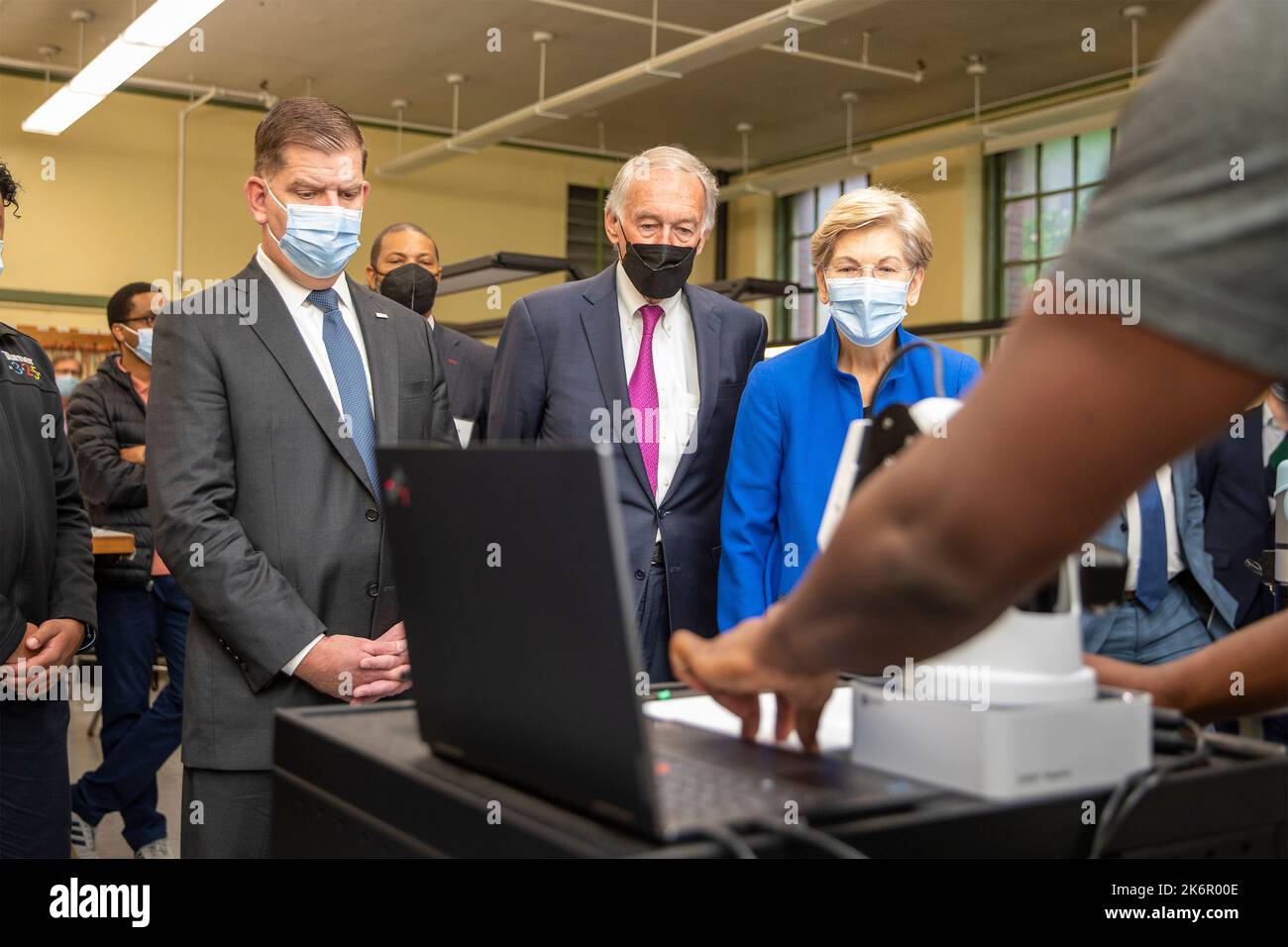 Boston, États-Unis. 14th octobre 2022. Boston, États-Unis. 14 octobre 2022. Marty Walsh, secrétaire américain du travail, à gauche, le sénateur Ed Markey et la sénatrice Elizabeth Warren, à droite, regardent une démonstration de robotique lors d'une visite de l'Institut de technologie Benjamin Franklin Cummings, 14 octobre 2022, à Boston, Massachusetts. Crédit : Scott Eisen/Département du travail/Alay Live News Banque D'Images