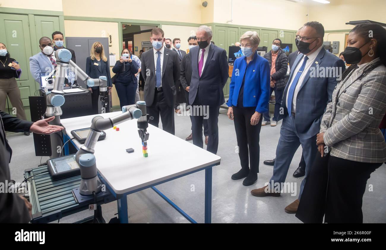 Boston, États-Unis. 14th octobre 2022. Boston, États-Unis. 14 octobre 2022. Des représentants du gouvernement fédéral des États-Unis regardent une démonstration de robotique lors d'une visite de l'Institut de technologie Benjamin Franklin Cummings, à 14 octobre 2022, à Boston, dans le Massachusetts. Debout de gauche à droite : Marty Walsh, secrétaire du travail des États-Unis, les sénateurs Ed Markey, Elizabeth Warren, Miguel Cardona, secrétaire de l'éducation, et Aisha Francis, PDG de BFIT. Crédit : Joshua Hoover/Département de l'éducation/Alamy Live News Banque D'Images