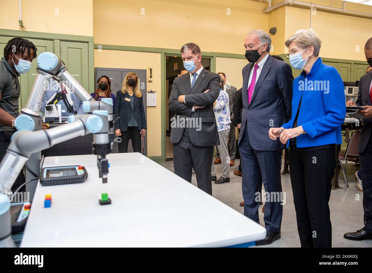 Boston, États-Unis. 14th octobre 2022. Boston, États-Unis. 14 octobre 2022. Marty Walsh, secrétaire américain du travail, à gauche, le sénateur Ed Markey et la sénatrice Elizabeth Warren, à droite, regardent une démonstration de robotique lors d'une visite de l'Institut de technologie Benjamin Franklin Cummings, 14 octobre 2022, à Boston, Massachusetts. Crédit : Scott Eisen/Département du travail/Alay Live News Banque D'Images