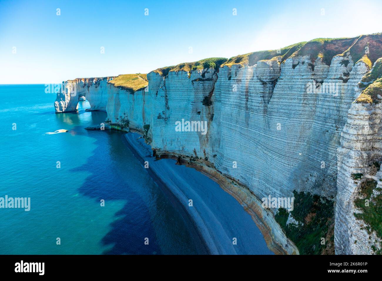 Promenade sur la plage sur la magnifique côte albâtre près d'Étretat - Normandie - France Banque D'Images