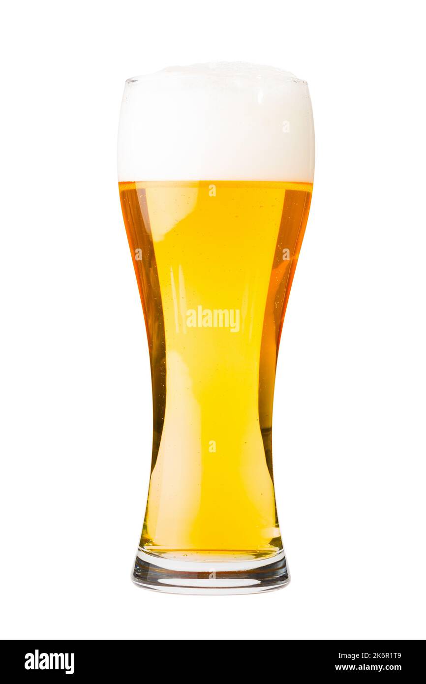 Blanc verre rempli de bière blonde avec de la mousse. Isolé sur fond blanc. Banque D'Images