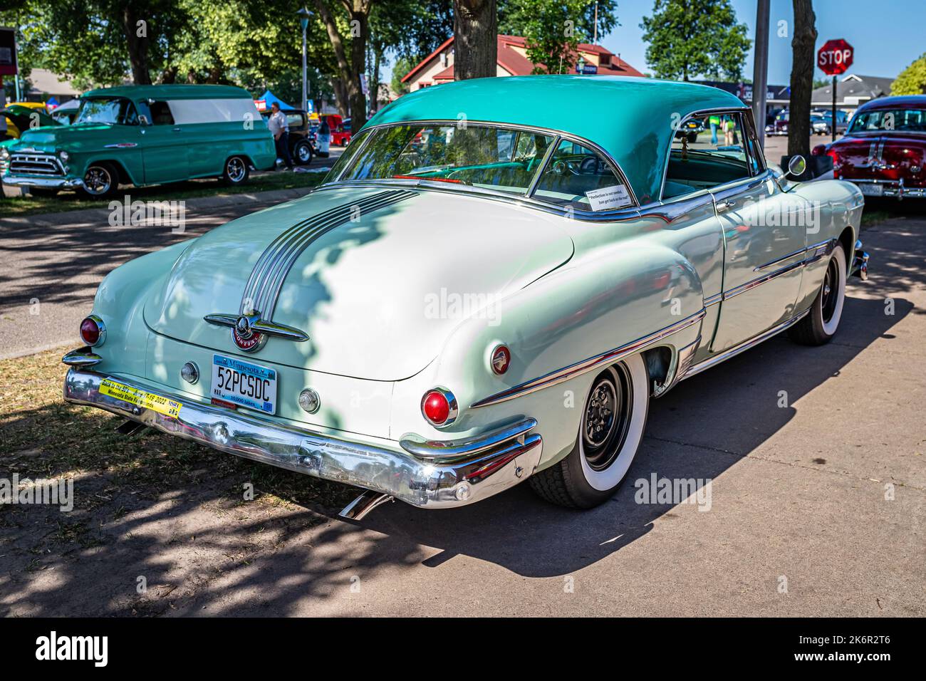 Falcon Heights, MN - 19 juin 2022 : vue d'angle arrière à haute perspective d'un toit rigide 2 portes Chieftain Catalina 1952 de Pontiac lors d'un salon automobile local. Banque D'Images