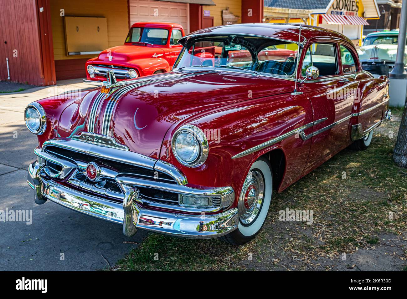 Falcon Heights, MN - 19 juin 2022 : vue panoramique à l'angle avant d'une berline Chieftain 2 portes 1953 de Pontiac lors d'un salon automobile local. Banque D'Images