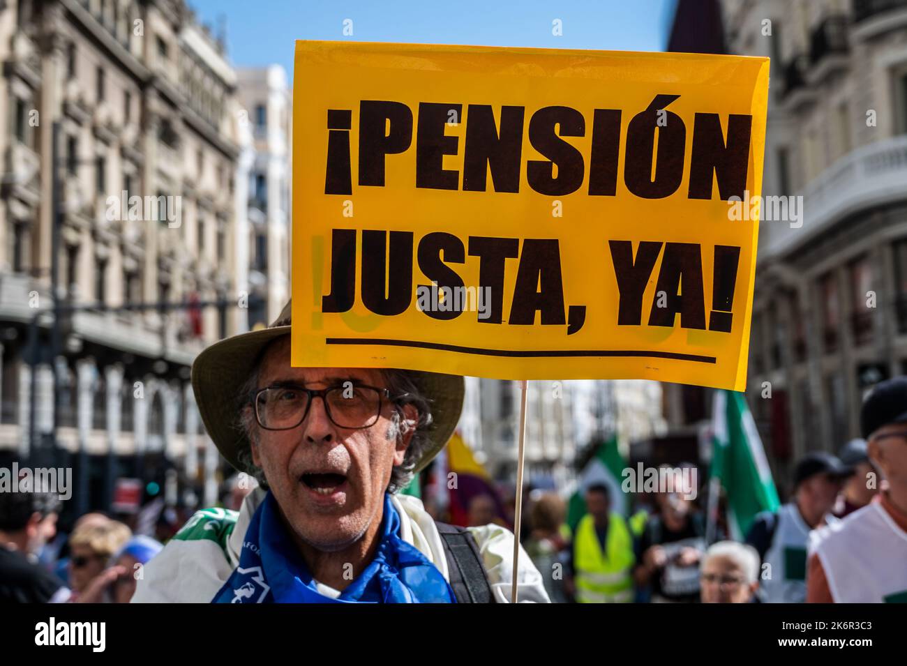 Madrid, Espagne. 15th octobre 2022. Un homme portant un écriteau avec les mots « Fair Pensions, Now » protestant lors d'une manifestation où des milliers de retraités de toute l'Espagne ont pris les rues pour exiger un « véritable IPC (Indice des prix à la consommation) dans les salaires et les pensions ». Les retraités exigent que les pensions minimales correspondent à 60 % du salaire minimum. Les retraités, les syndicats et les citoyens ont manifesté par le centre-ville en criant des slogans contre le gouvernement, en menaçant d'une grève générale et en exigeant la non-privatisation des services publics. Crédit: Marcos del Mazo/Alay Live Nouveau Banque D'Images
