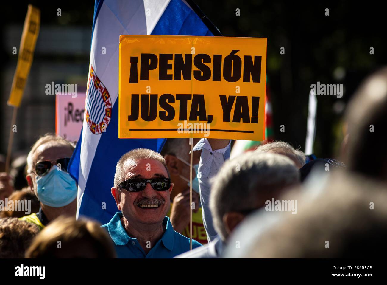 Madrid, Espagne. 15th octobre 2022. Un homme portant un écriteau avec les mots « Fair Pensions, Now » protestant lors d'une manifestation où des milliers de retraités de toute l'Espagne ont pris les rues pour exiger un « véritable IPC (Indice des prix à la consommation) dans les salaires et les pensions ». Les retraités exigent que les pensions minimales correspondent à 60 % du salaire minimum. Les retraités, les syndicats et les citoyens ont manifesté par le centre-ville en criant des slogans contre le gouvernement, en menaçant d'une grève générale et en exigeant la non-privatisation des services publics. Crédit: Marcos del Mazo/Alay Live Nouveau Banque D'Images