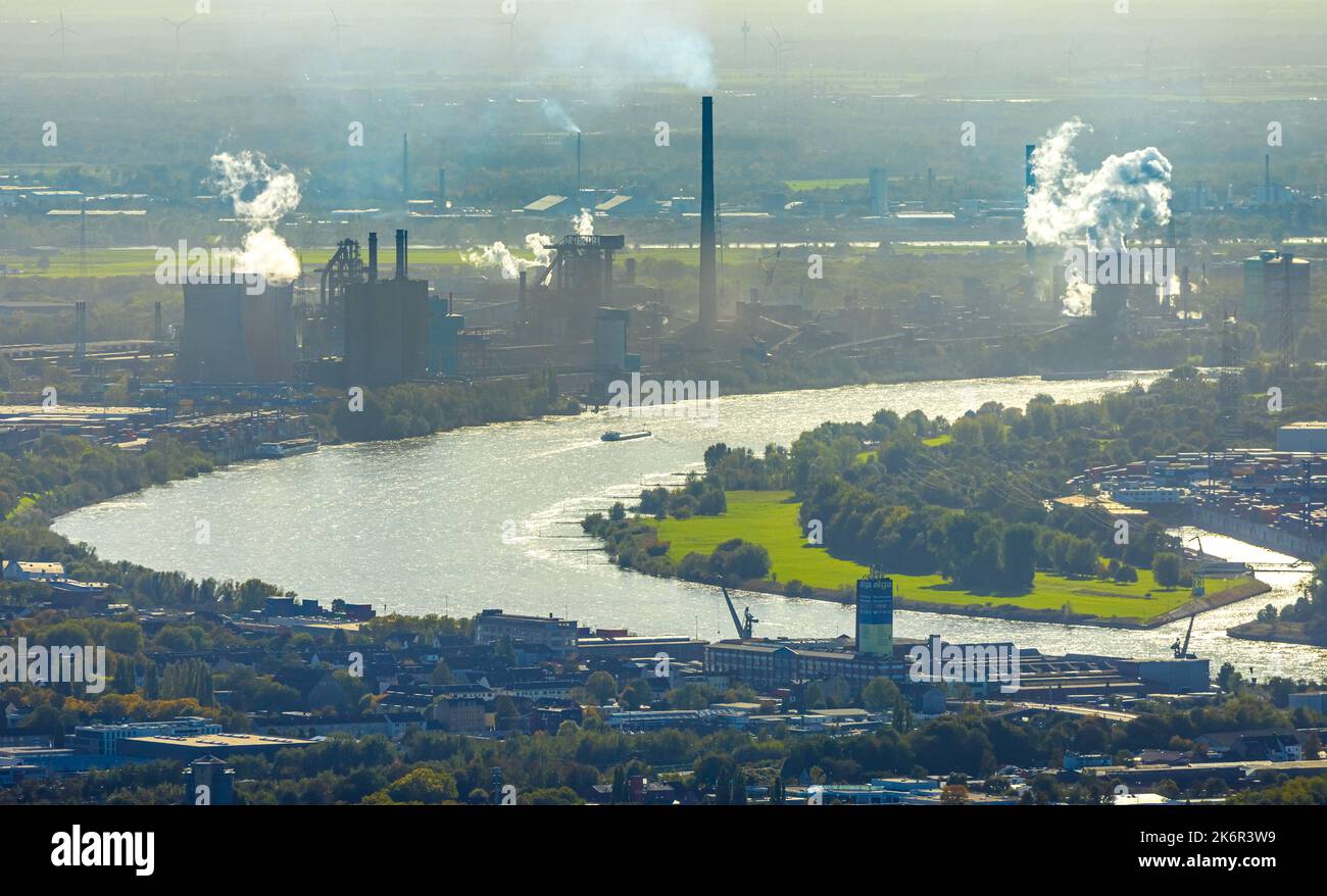 Vue aérienne, Rhin, installations industrielles et port d'usine de Hüttenwerke Krupp Mannesmann HKM, cheminées fumeurs et nuages de vapeur, Friemersheim, Banque D'Images