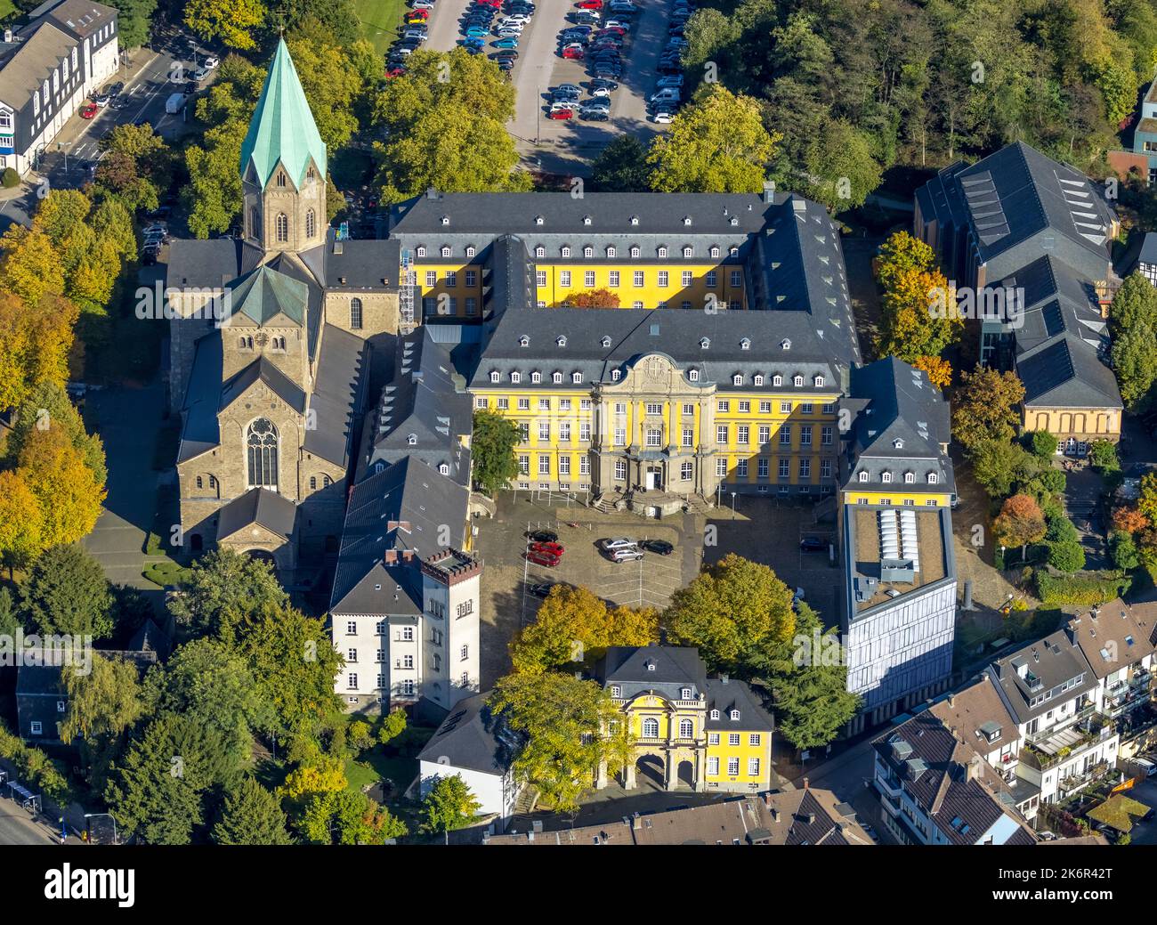 Vue aérienne, Université des arts de Folkwang, église catholique basilique St. Ludgerus, werden, Essen, région de la Ruhr, Rhénanie-du-Nord-Westphalie, Allemagne, Worshi Banque D'Images