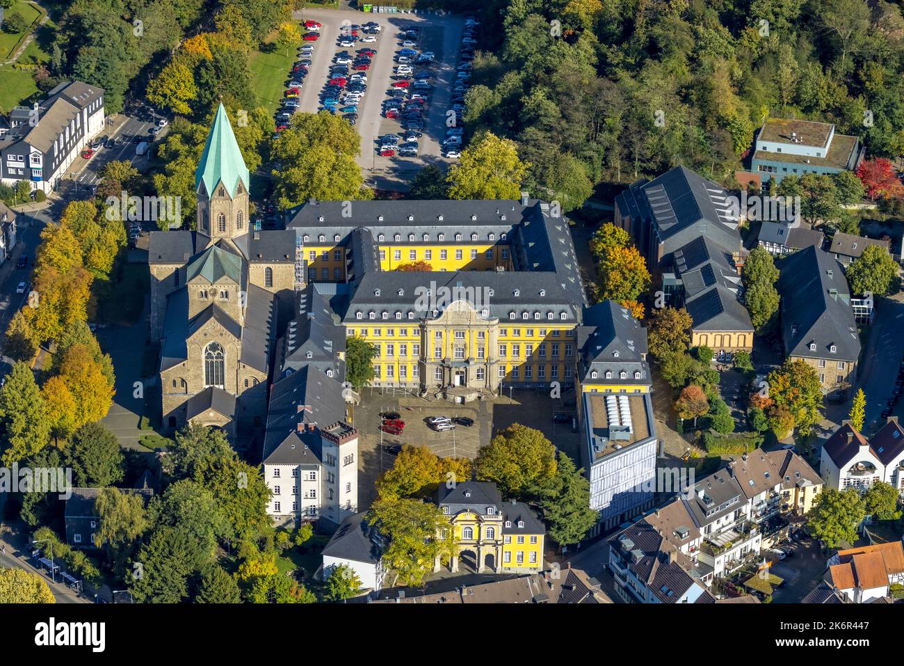 Vue aérienne, Université des arts de Folkwang, église catholique basilique St. Ludgerus, werden, Essen, région de la Ruhr, Rhénanie-du-Nord-Westphalie, Allemagne, Worshi Banque D'Images