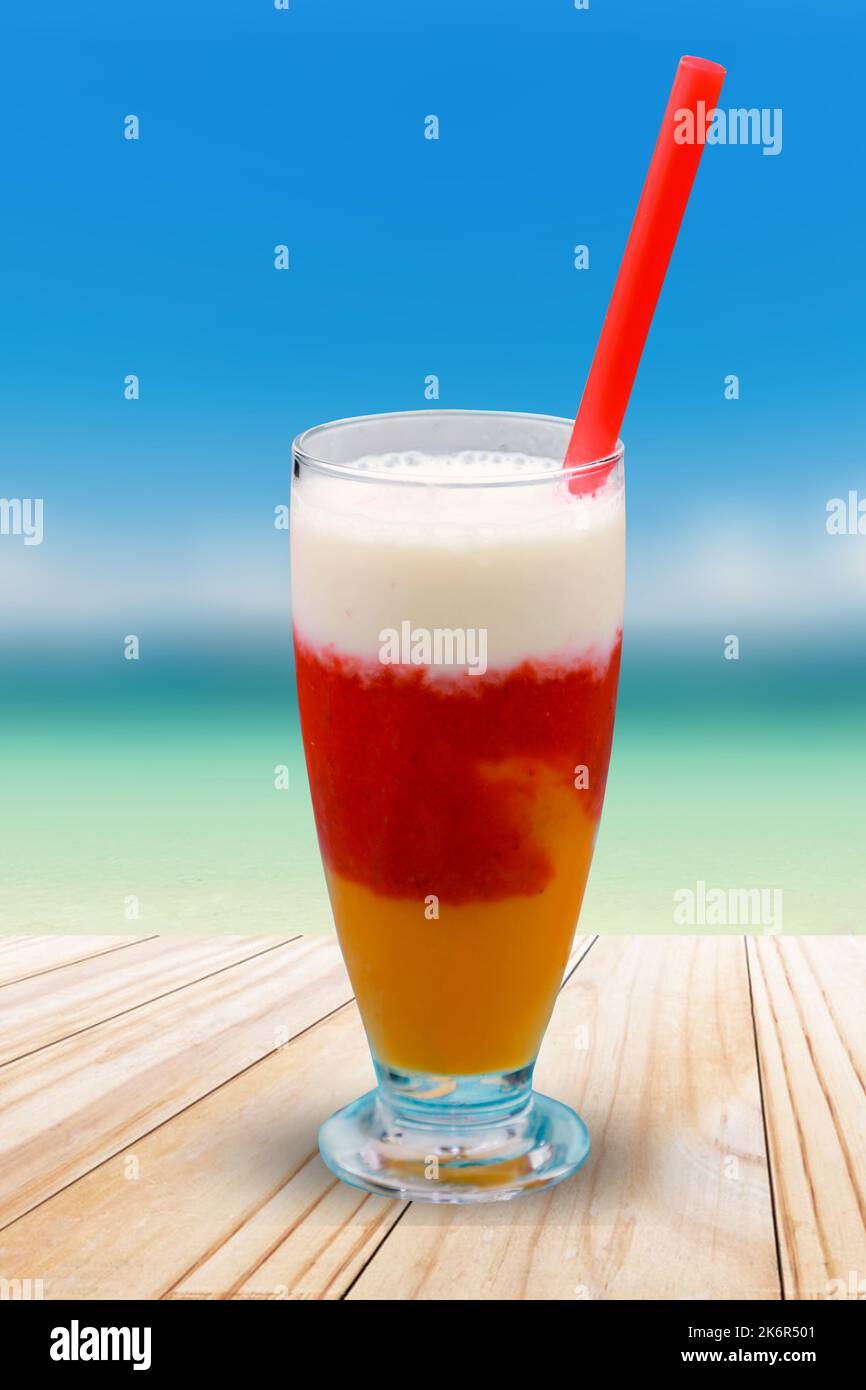 Jus de fruits frais d'été au lait en verre Banque D'Images