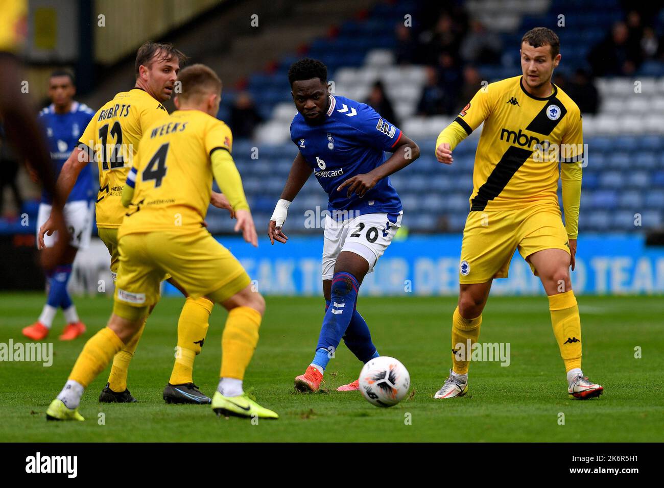 Lors du match de qualification de la coupe FA 4th entre Oldham Athletic et Chester à Boundary Park, Oldham, le samedi 15th octobre 2022. (Credit: Eddie Garvey | MI News)Mike Fondop-Talom d'Oldham Athletic lutte pour la possesion lors du match rond qualifiant de FA Cup 4th entre Oldham Athletic et Chester à Boundary Park, Oldham, le samedi 15th octobre 2022. (Credit: Eddie Garvey | MI News)Mike Fondop-Talom de Oldham Athletic Tussles avec Anthony Dudley de Chester lors du match rond de qualification de la coupe FA 4th entre Oldham Athletic et Chester à Boundary Park, Oldham, le samedi 15th octobre Banque D'Images