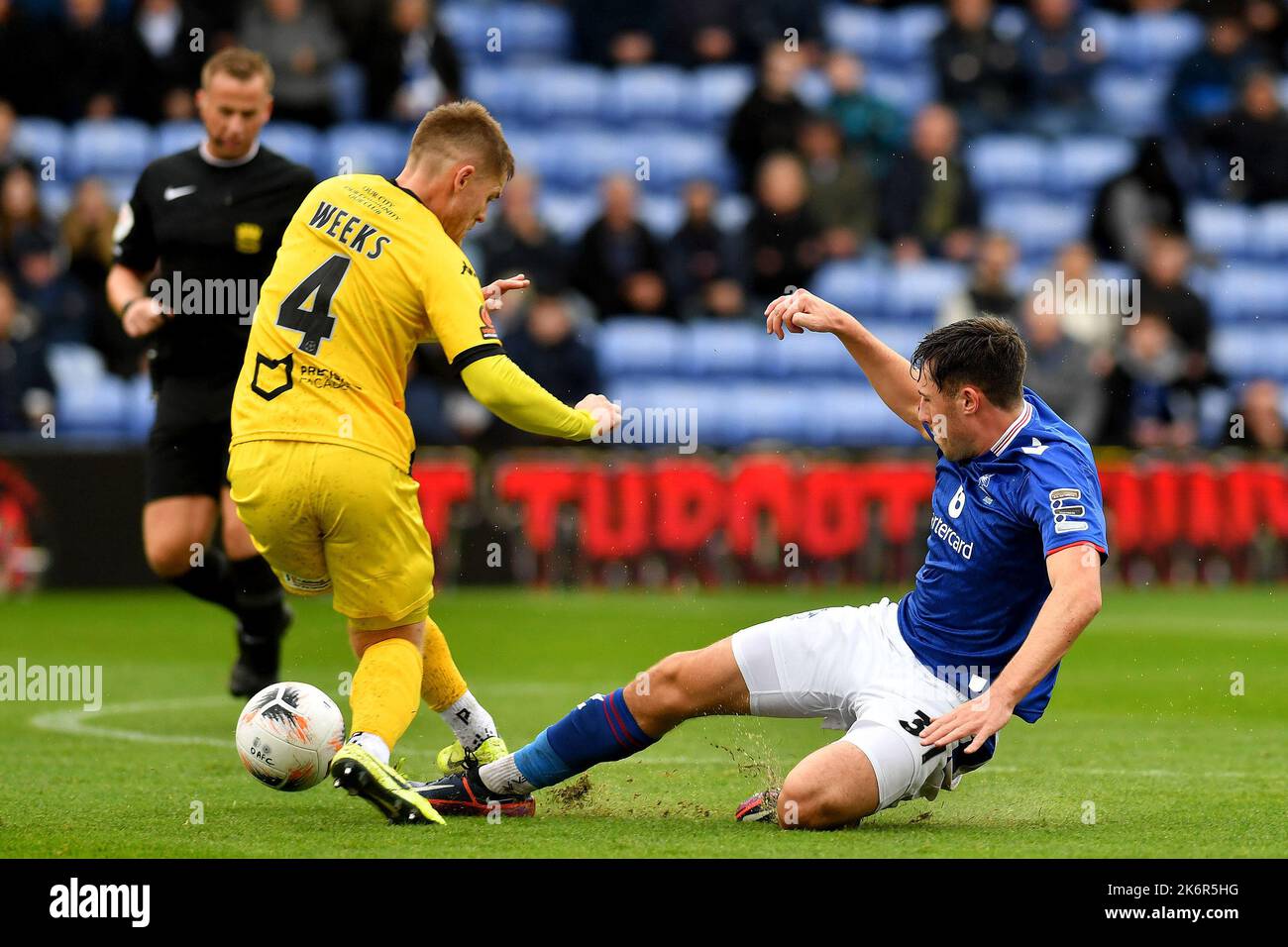 Lors du match de qualification de la coupe FA 4th entre Oldham Athletic et Chester à Boundary Park, Oldham, le samedi 15th octobre 2022. (Credit: Eddie Garvey | MI News)James Carragher d'Oldham Athletic s'attaque aux Declan Weeks de Chester lors du match rond de qualification de la coupe FA 4th entre Oldham Athletic et Chester à Boundary Park, Oldham, le samedi 15th octobre 2022. (Credit: Eddie Garvey | MI News) Credit: MI News & Sport /Alay Live News Banque D'Images