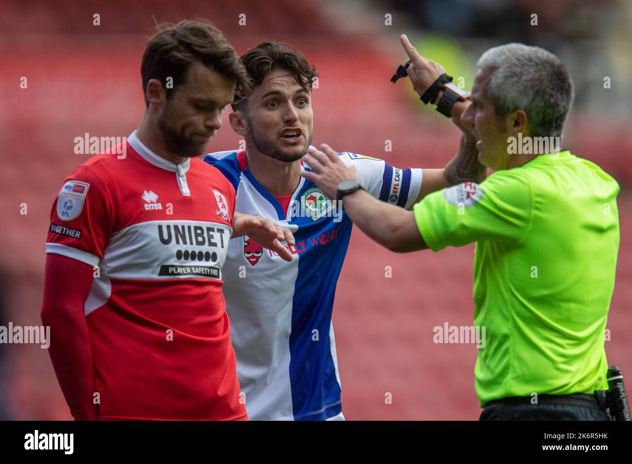 Middlesbrough, Royaume-Uni. 15th octobre 2022. Lewis Travis #27 de Blackburn Rovers fait valoir avec l'arbitre Darren Bond lors du match de championnat Sky Bet Middlesbrough vs Blackburn Rovers au stade Riverside, Middlesbrough, Royaume-Uni, 15th octobre 2022 (photo de James Heaton/News Images) à Middlesbrough, Royaume-Uni, le 10/15/2022. (Photo de James Heaton/News Images/Sipa USA) crédit: SIPA USA/Alay Live News Banque D'Images