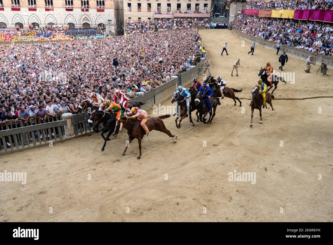 Sienne, Toscane, Italie - 17 août 2022: Course de chevaux Palio di Siena départ à la Mossa sur la Piazza del Campo. Banque D'Images