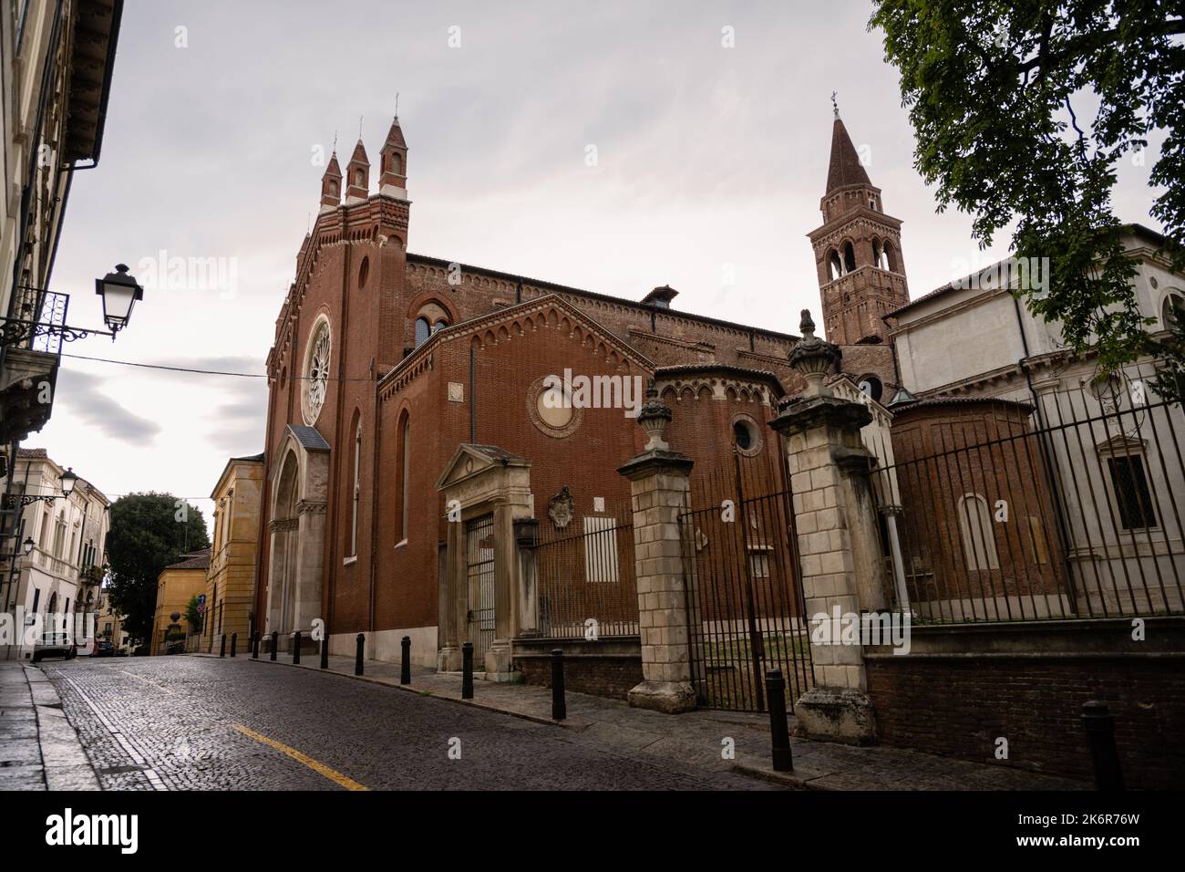 Église Chiesa die Santa Corona à Vicenza, en Italie, une église catholique romaine de style gothique Banque D'Images