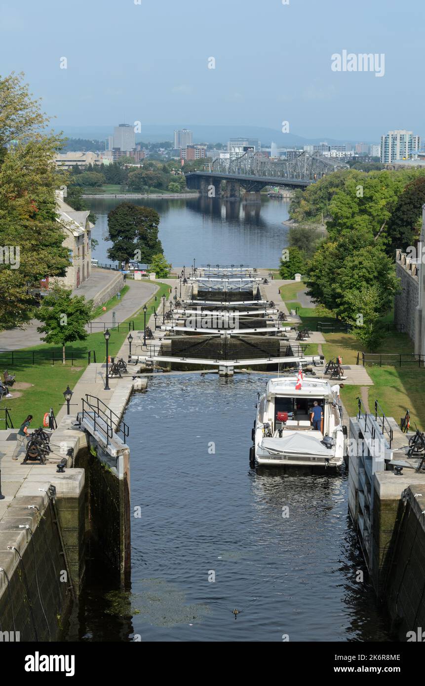 Un bateau à moteur traversant les écluses du canal Rideau à la rivière des Outaouais Banque D'Images