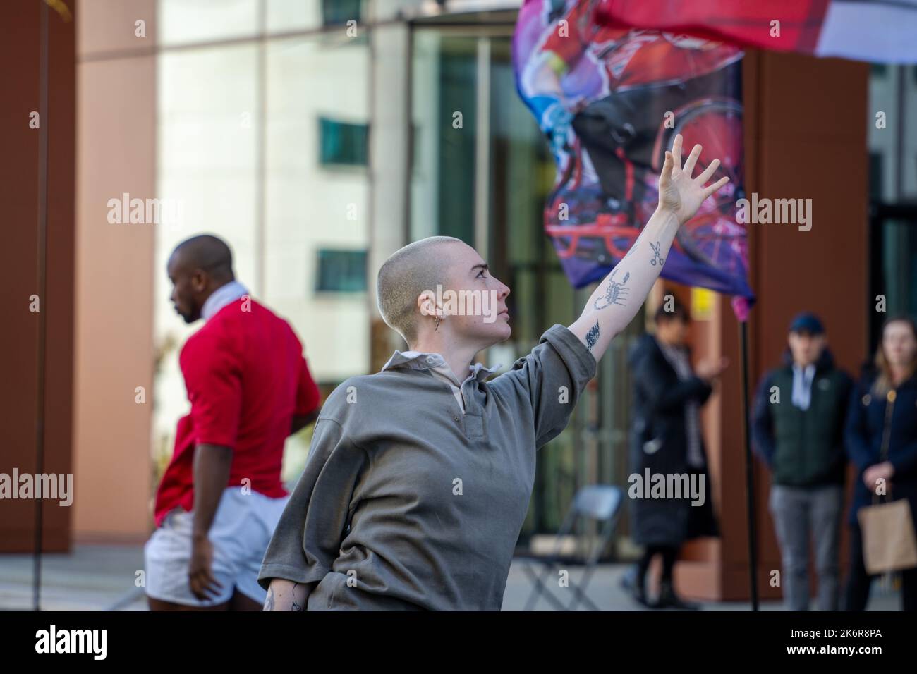 Newcastle upon Tyne, Royaume-Uni. 15th octobre 2022. C'est nous ! Performance de pré-match à la coupe du monde de rugby à XV pour Homme crédit: Hazel Plater/Alay Live News Banque D'Images