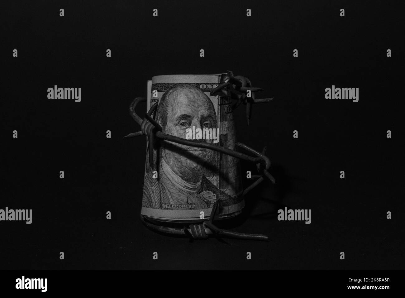 Billet de banque avec barbelés, crise économique, effet de fond avec peu de bruit Banque D'Images