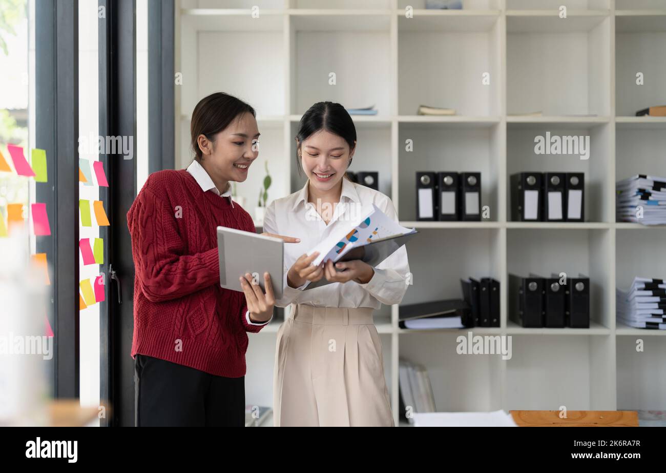 Discussion et concept de démarrage des réunions de l'équipe d'entreprise. Les jeunes hommes d'affaires discutent ensemble dans la salle de conférence pendant la réunion. Banque D'Images