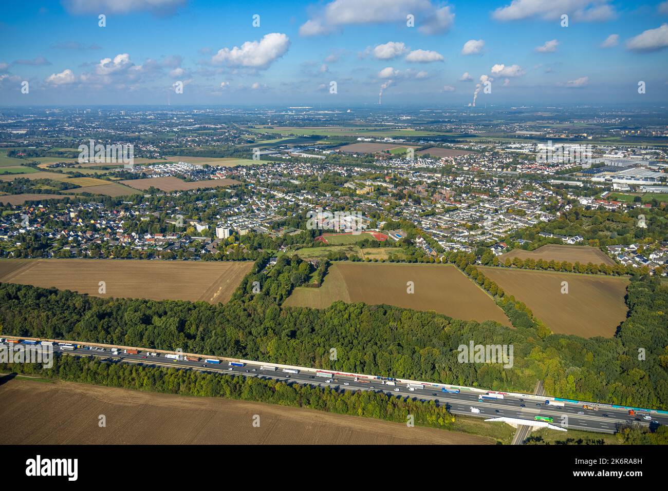 Vue aérienne, autoroute A1 avec vue sur Holzwickede, centre scolaire, vue lointaine nuages et ciel bleu, Holzwickede, région de la Ruhr, Rhénanie-du-Nord-Westphalie, Ger Banque D'Images