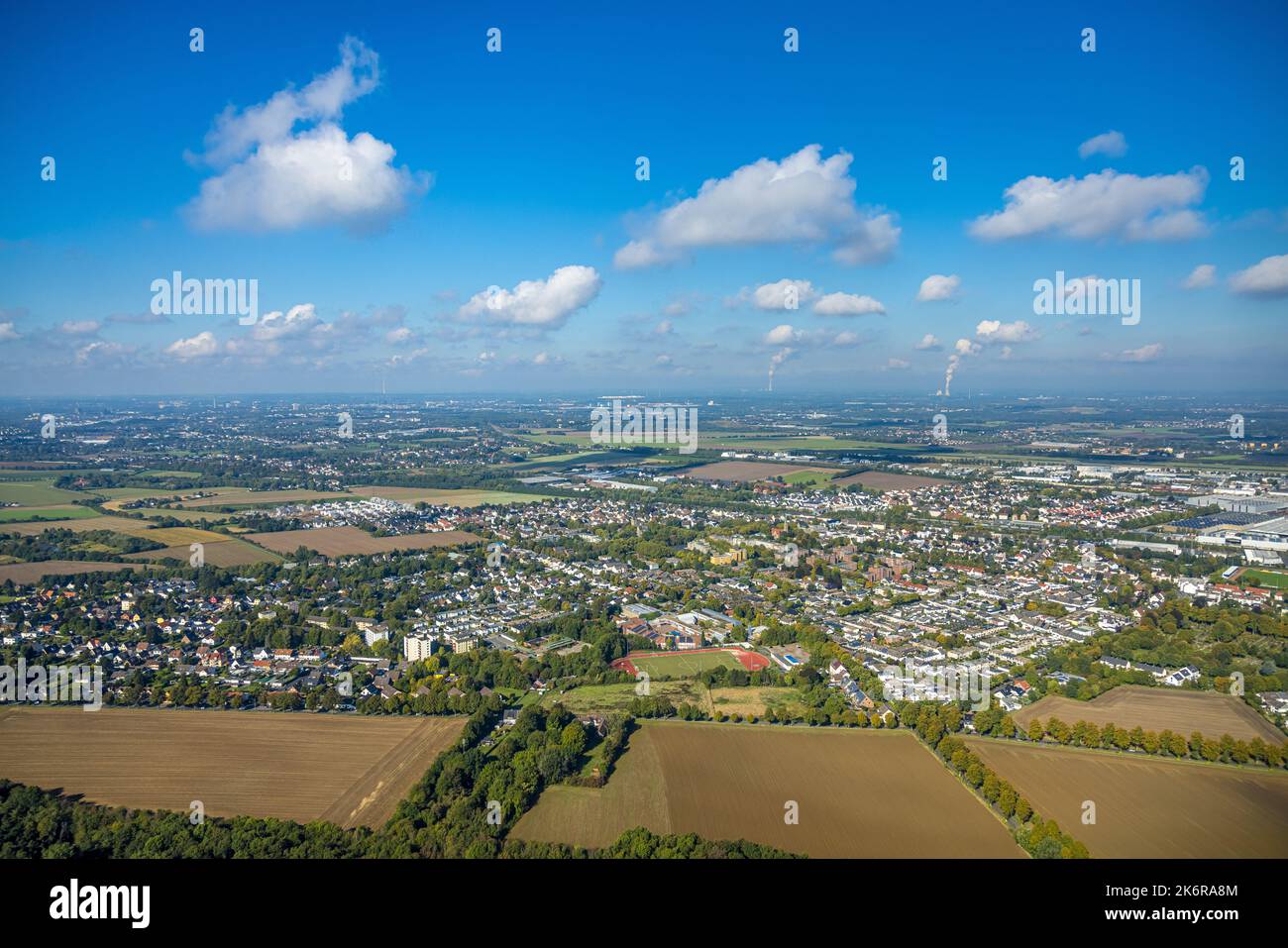Vue aérienne, autoroute A1 avec vue sur Holzwickede, centre scolaire, vue lointaine nuages et ciel bleu, Holzwickede, région de la Ruhr, Rhénanie-du-Nord-Westphalie, Ger Banque D'Images