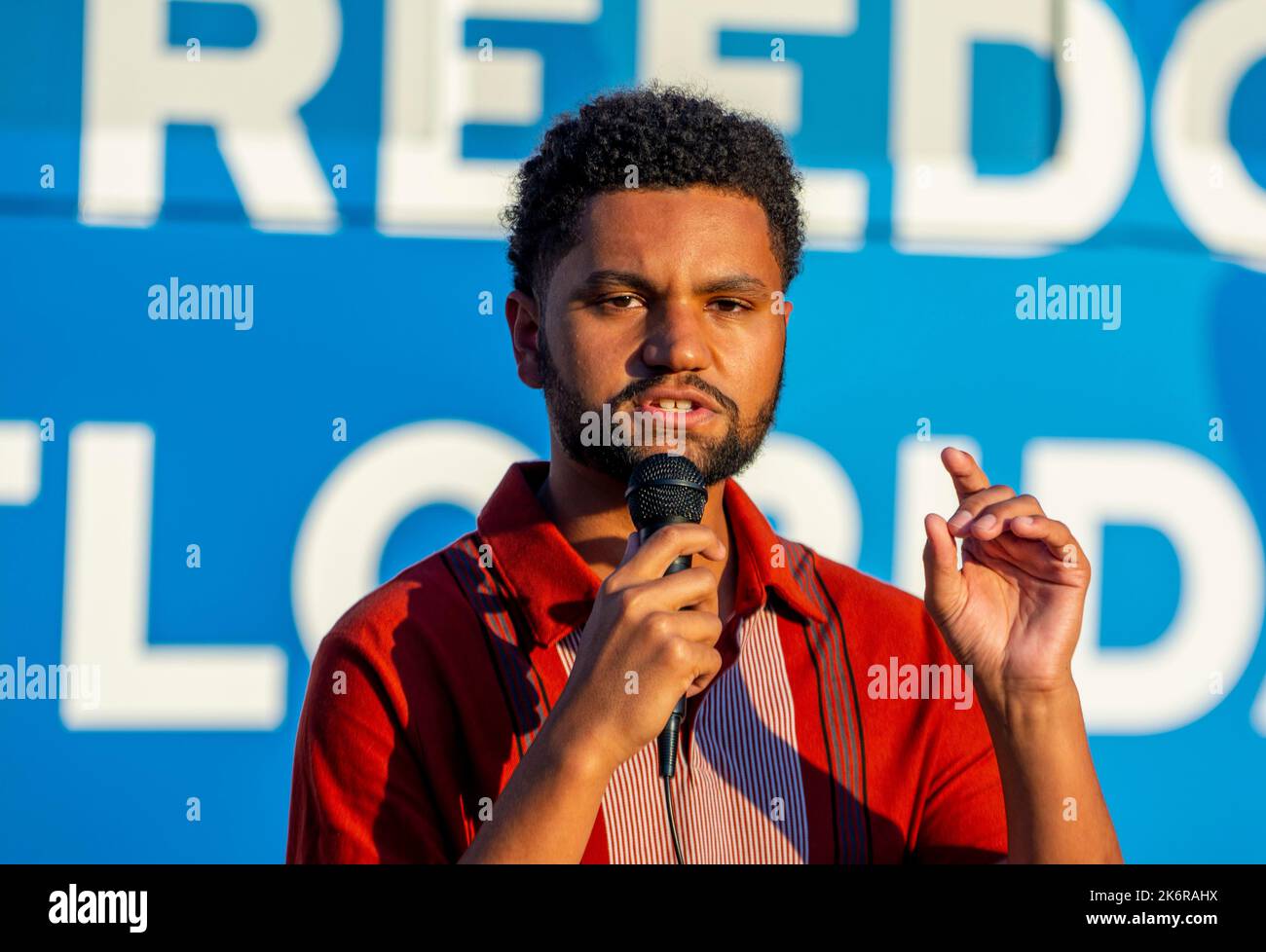 Orlando, Floride, États-Unis. 14th octobre 2022. Orlando, Floride, vendredi, 14 octobre 2022: Activiste et candidat démocrate pour les campagnes de Maxwell Frost du district du Congrès de Floride en 10th à Orlando. (Credit image: © Dominic Gwinn/ZUMA Press Wire) Banque D'Images