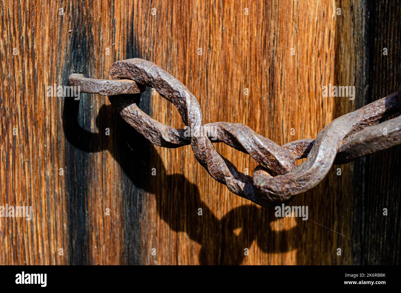 Texture de l'ancienne porte en bois avec inserts rouillés. Porte verrouillée. Le concept d'isolement, d'irrecevabilité, d'obstacles, de secret. Banque D'Images