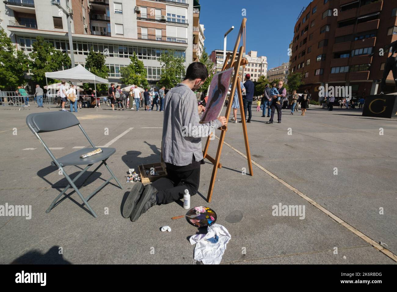 Madrid, Espagne. 15th octobre 2022. Un participant peint une photo lors du concours de peinture à la vitesse urbaine à la Plaza de Dalí à Madrid. Crédit : SOPA Images Limited/Alamy Live News Banque D'Images