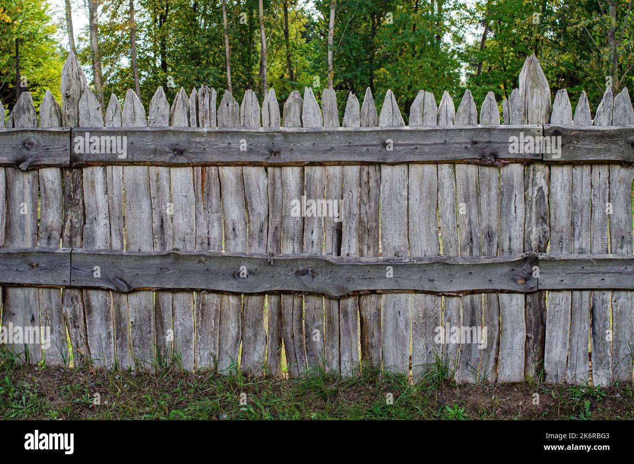 Ancienne clôture en bois. Abstrait photographie Backgrounds ancienne clôture dans le village lors d'un jour pluvieux d'été Banque D'Images