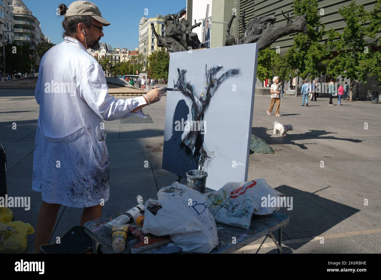 Madrid, Espagne. 15th octobre 2022. Un participant peint une photo lors du concours de peinture à la vitesse urbaine à la Plaza de Dalí à Madrid. Crédit : SOPA Images Limited/Alamy Live News Banque D'Images