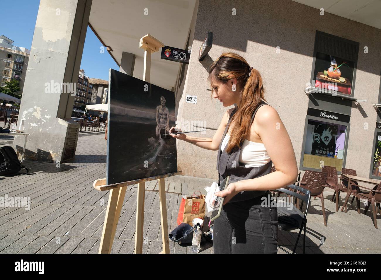 Madrid, Espagne. 15th octobre 2022. Un participant peint une photo lors du concours de peinture à la vitesse urbaine à la Plaza de Dalí à Madrid. Crédit : SOPA Images Limited/Alamy Live News Banque D'Images