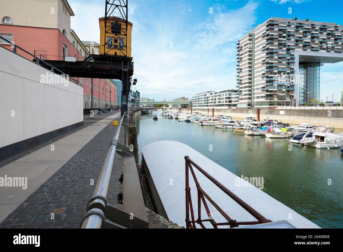 Cologne - Closeup to Crane House with Marina, Rhénanie du Nord Westphalie, Allemagne, 02.09.2016 Banque D'Images