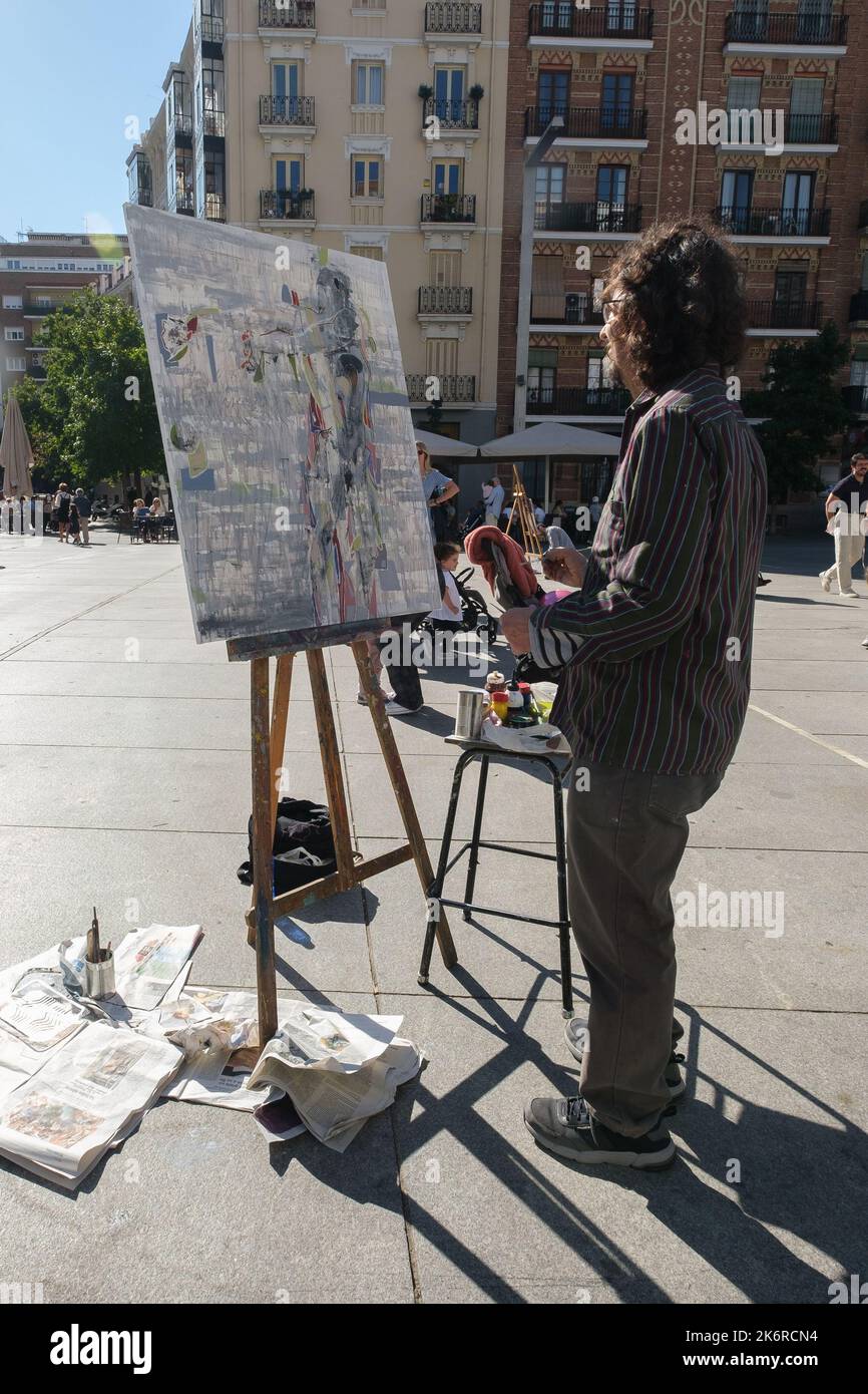 Madrid, Espagne. 15th octobre 2022. Un participant peint une photo lors du concours de peinture à la vitesse urbaine à la Plaza de Dalí à Madrid. (Photo par Atilano Garcia/SOPA Images/Sipa USA) crédit: SIPA USA/Alay Live News Banque D'Images