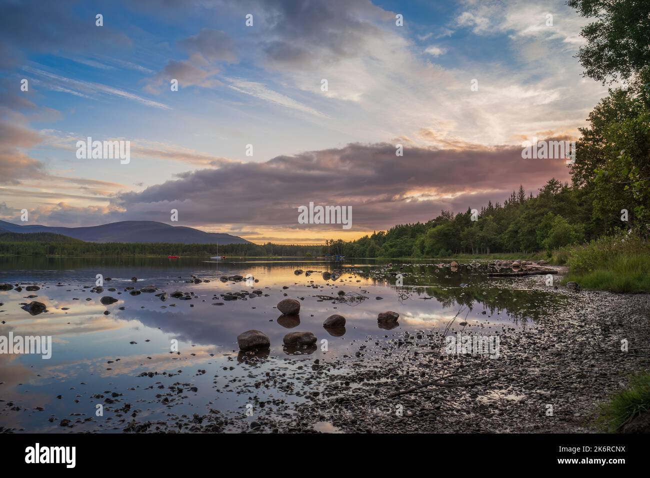 Vue sur le Loch Morlich au crépuscule Banque D'Images