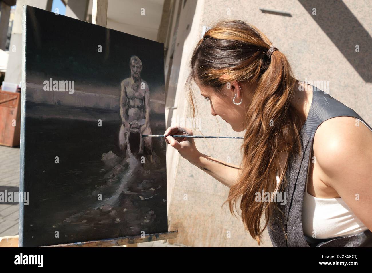 Madrid, Espagne. 15th octobre 2022. Un participant peint une photo lors du concours de peinture à la vitesse urbaine à la Plaza de Dalí à Madrid. (Photo par Atilano Garcia/SOPA Images/Sipa USA) crédit: SIPA USA/Alay Live News Banque D'Images