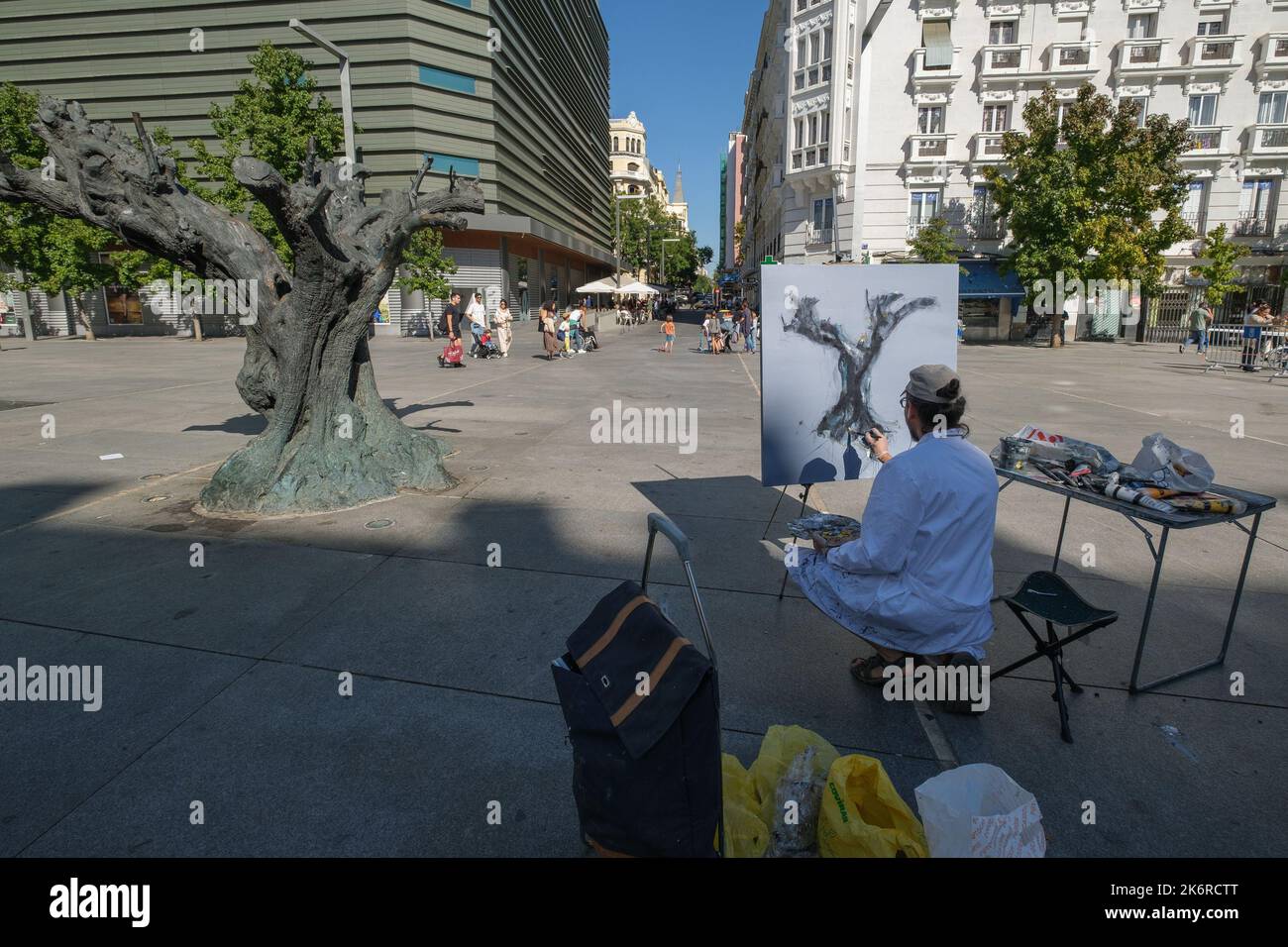 Madrid, Espagne. 15th octobre 2022. Un participant peint une photo lors du concours de peinture à la vitesse urbaine à la Plaza de Dalí à Madrid. (Photo par Atilano Garcia/SOPA Images/Sipa USA) crédit: SIPA USA/Alay Live News Banque D'Images