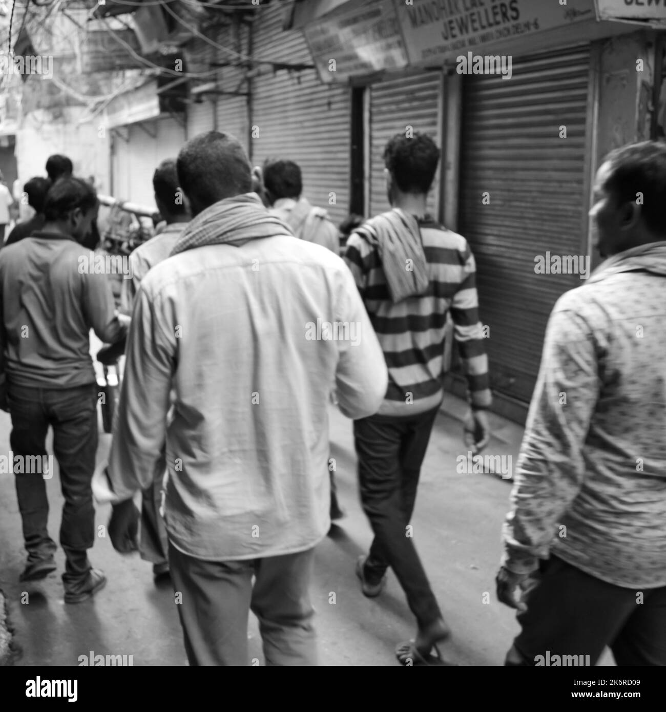 Old Delhi, Inde, 15 avril 2022 - Groupe non identifié d'hommes marchant dans les rues de la vieille Delhi, photographie de rue du marché de Chandni Chowk de la vieille Delhi Banque D'Images