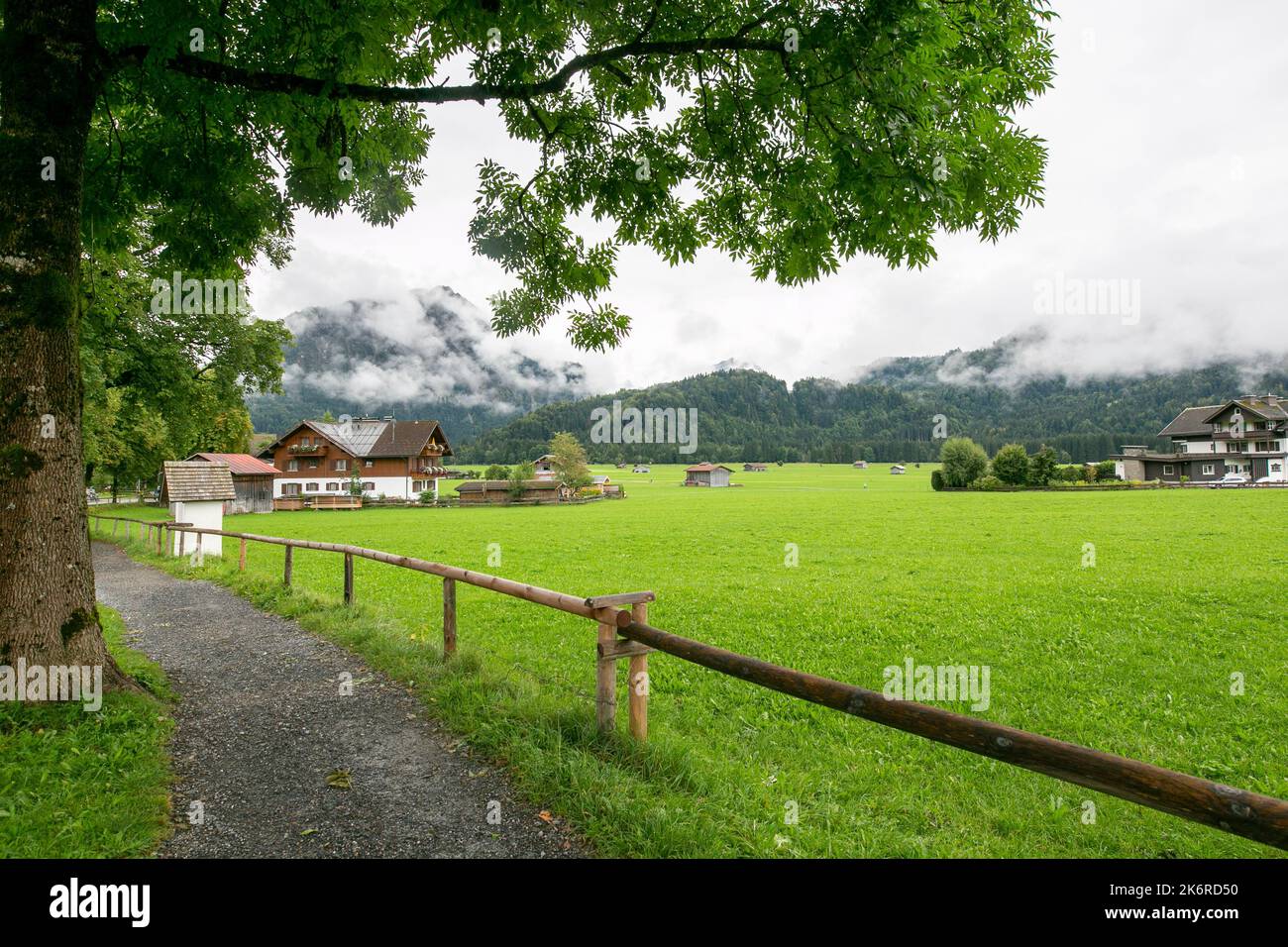 Oberstdorf - vue sur la randonnée sur une journée nuageuse et dans la distance agricole sur l'herbe verte, Oberstdorf , Bavière, Allemagne, 20.09.2021 Banque D'Images