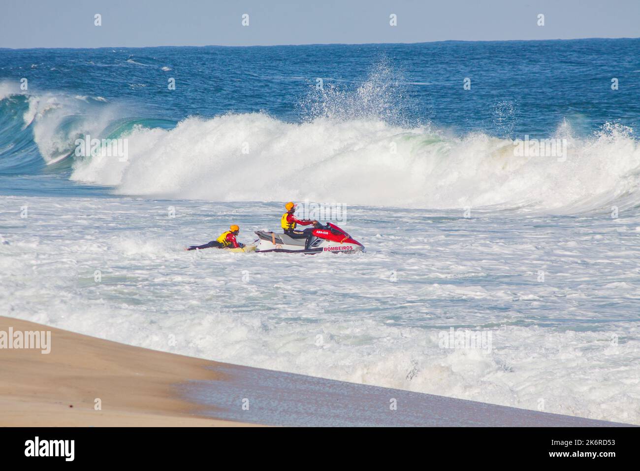 Maître nageur avec jet ski à la plage de Leblon à Rio de Janeiro, Brésil - 18 mai 2022: Maître nageur avec jet ski à Praia do Leblon pendant un après-midi ensoleillé à Rio Banque D'Images