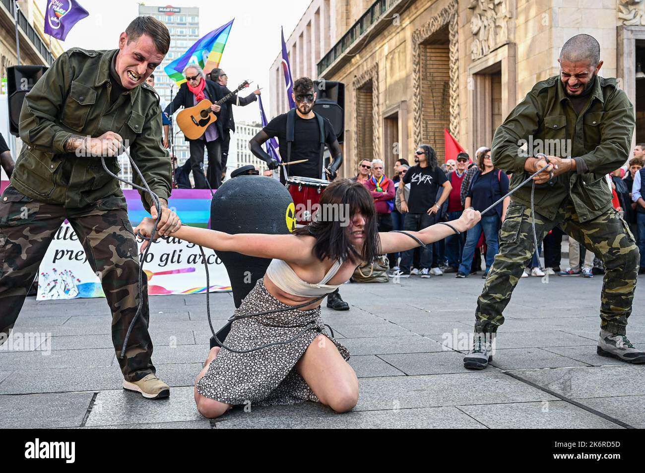 Les activistes du mouvement notre voix se présentent comme des mouvements pacifistes protestant pour demander un cessez-le-feu, des pourparlers de paix et l'arrêt immédiat des approvisionnements militaires en Ukraine lors d'une démonstration organisée par Unione Popolare à Milan, Italie sur 15 octobre 2022 Credit: Piero Cruciatti/Alay Live News Banque D'Images