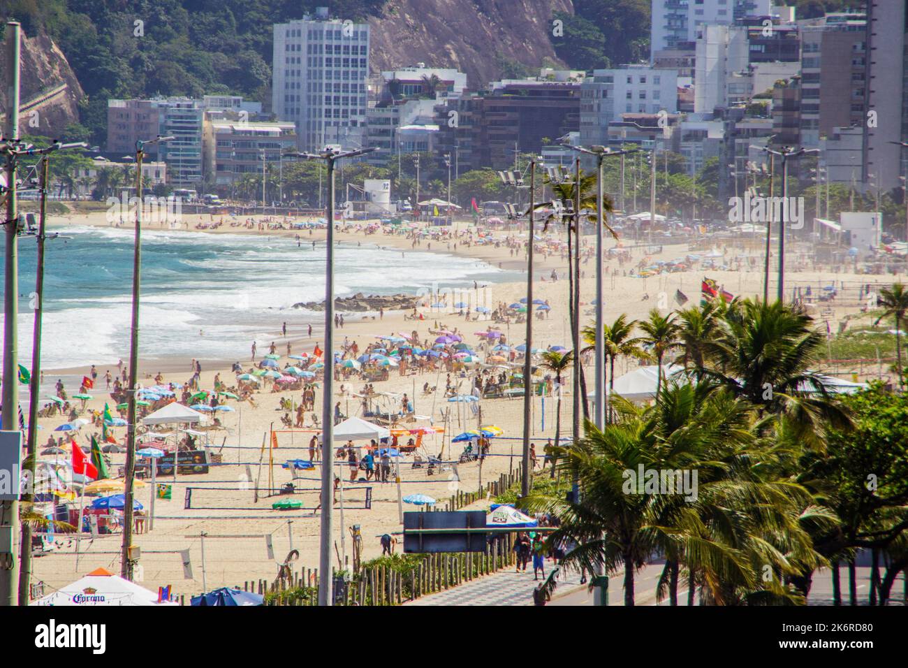 Plage d'Ipanema à Rio de Janeiro, Brésil - 25 octobre 2022: Plage d'Ipanema pleine d'une belle journée ensoleillée à Rio de Janeiro. Banque D'Images