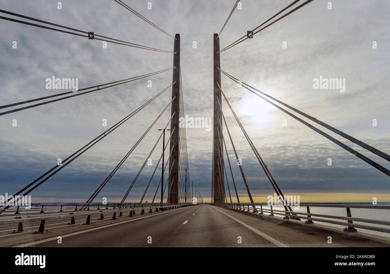 Sur le pont! Le pont suspendu de 13 401 mètres traversant Storebaelt reliant les îles Fyn et Sjelland au Danemark. Banque D'Images