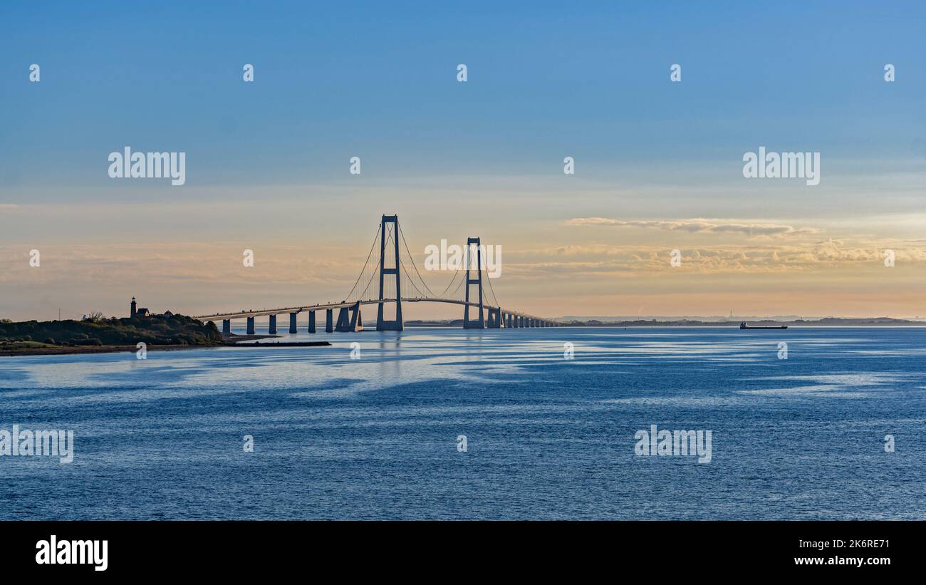 Le pont suspendu de 13 401 mètres traversant Storebaelt reliant les îles Fyn et Sjelland au Danemark. Banque D'Images