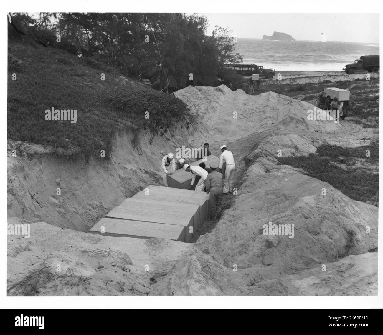 Photographie des services funéraires pour 15 officiers et hommes à NAS Kaneoheeral services funéraires pour 15 officiers et hommes à NAS Kaneohe, T.H. tués lors d'une attaque à la bombe, décembre 7 1941. Banque D'Images